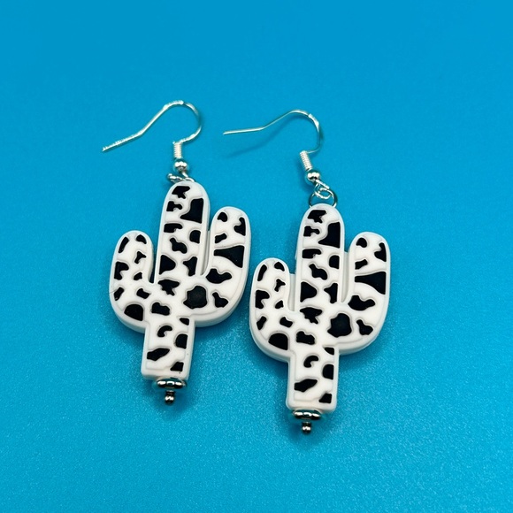 Cactus 🌵 Earrings - Picture 1 of 1